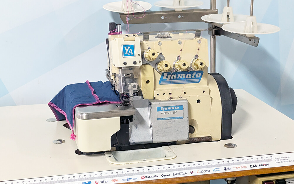 Yamato YA6020-Y6DF M&aacute;quina de Coser Remalladora (2 Agujas)
